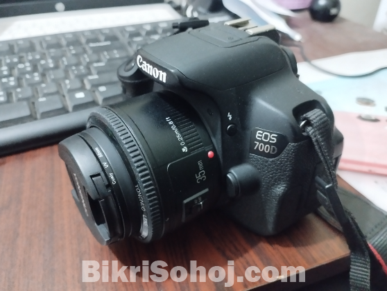 EOS 700D Camera with prime lens EF 35mm 1:2